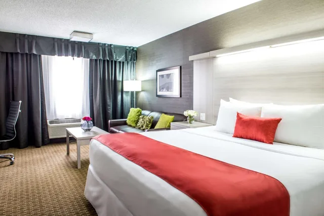 غرفة بسرير كينج، Village Park Inn Calgary 3/8