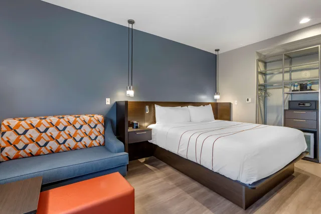 غرفة بسرير كينج مع أريكة لذوي الإعاقة، Vib Hotel by Best Western Phoenix-Tempe 3/6