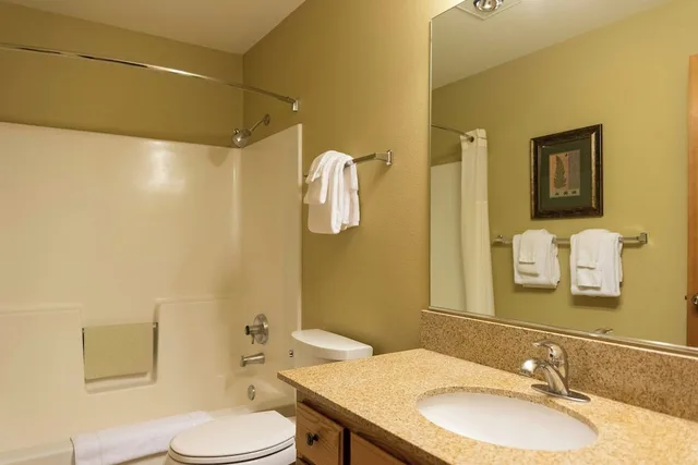 جناح بسريرين كوين بغرفتي نوم مع أريكة، Whispering Woods Resort 5/5