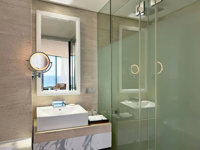 غرفة ديلوكس بسريرين منفصلين بإطلالة جزئية على البحر، Holiday Beach Hotel Danang 10/10