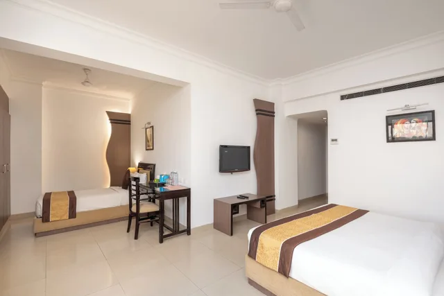 غرفة تنفيذية ثلاثية بسرير كينج وسرير فردي، SHIVA OASIS RESORT 1/1