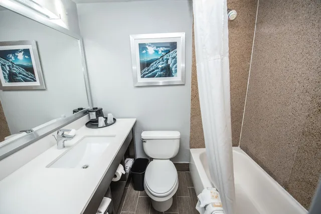 جناح بسرير كينج مع أريكة، Cielo Hotel Bishop-Mammoth, an Ascend Collection Hotel 9/9