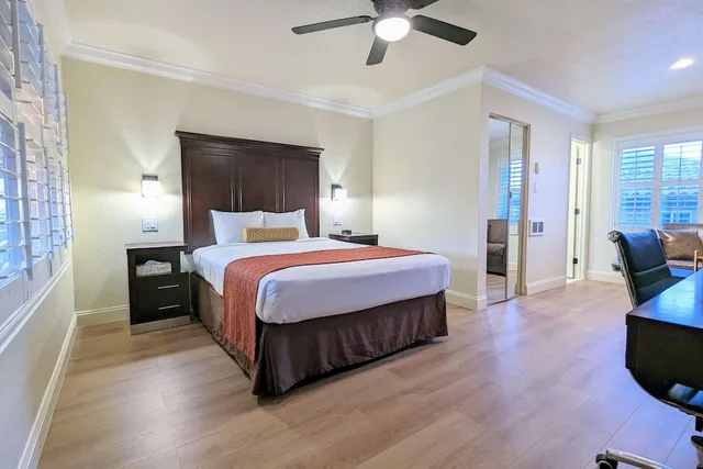 جناح بسرير كوين مع أريكة، Clarion Collection Hotel Pacific Grove - Monterey 1/4