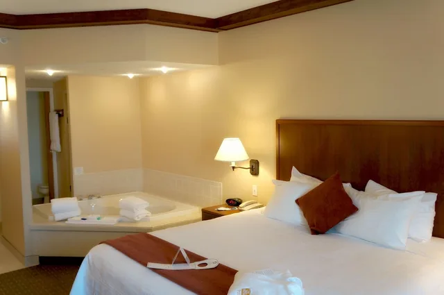 Suite, King Bed, Sofa, Living Area, Jetted Tub, Best Western Plus Lamplighter Inn And Conference Centre 2/3