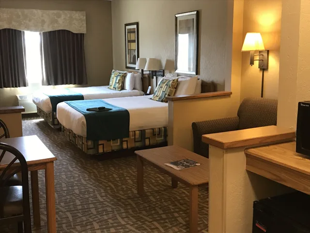 جناح بسريرين كوين مع أريكة، Expressway Suites Bismarck 7/10