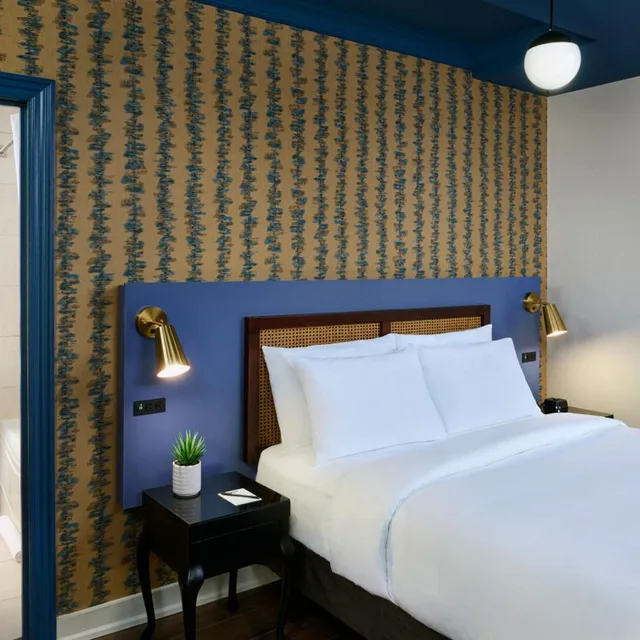 غرفة بزنس بسرير كينج وسرير كوين، Hotel Victoria Toronto 3/5
