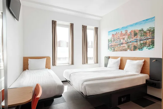 غرفة عائلية ثلاثية بسرير مزدوج لذوي الإعاقة، easyHotel Amsterdam City Centre 2/10