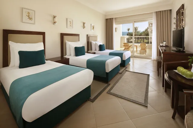 غرفة سوبيريور ثلاثية بثلاثة أسرّة بإطلالة جزئية على البحر، JAZ Soma Beach 2/3
