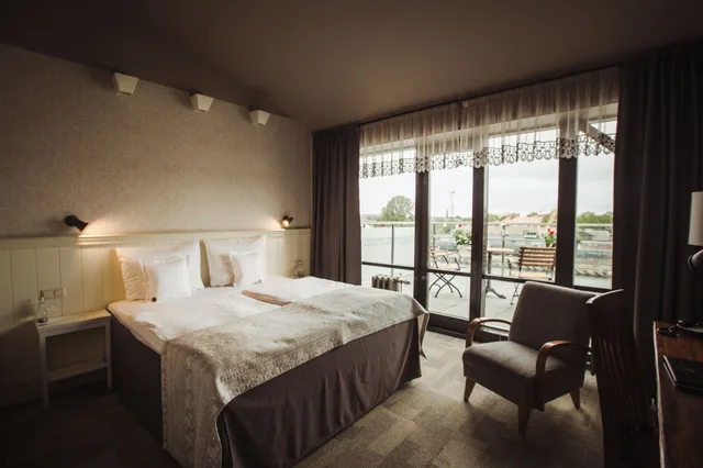 جناح جونيور بشرفة، Promenade Hotel 1/2