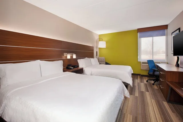 Standard, 2 Queen Beds, Holiday Inn Express Fairfax - Arlington Boulevard 2/5