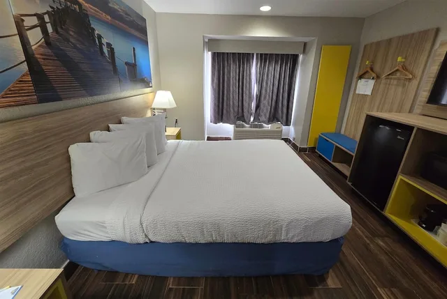 Room, Queen Bed, Days Inn And Suites By Wyndham Tampa Raymond James Stadium 9/10