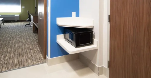 جناح استوديو بسرير كينج مع أريكة لذوي الإعاقة، Holiday Inn Express & Suites Fort Myers Airport 5/6