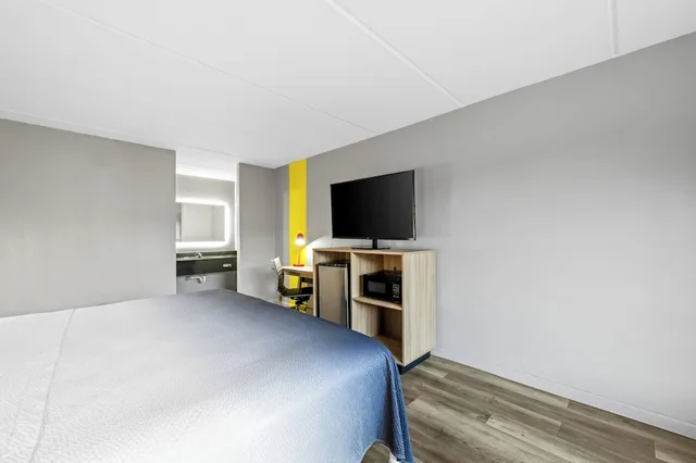 غرفة بسرير كينج للمدخنين لذوي الإعاقة، Super 8 By Wyndham Kingsport /I-81 1/9