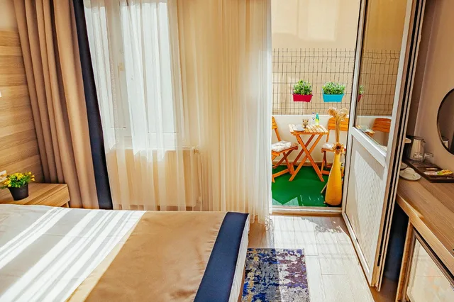 غرفة بسرير كينج بشرفة، Comfort Beige Hotel 7/9
