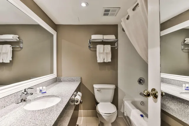 غرفة رباعية بسريرين كوين، Best Western Plus Cambridge Hotel 2/2