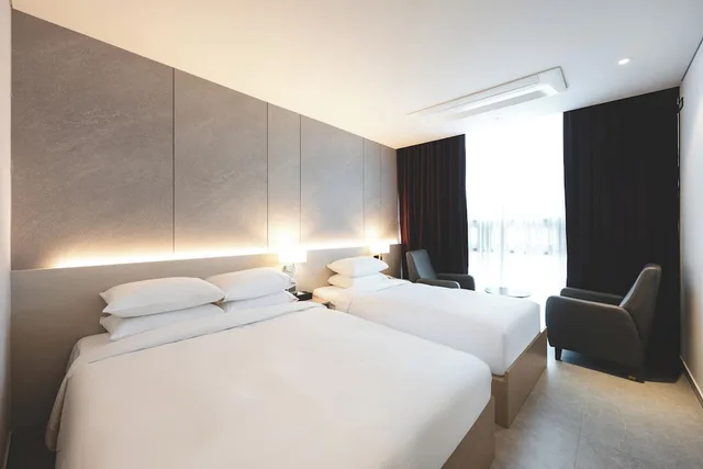غرفة ديلوكس عائلية بسرير كوين وسرير فردي، Sunset Hotel 3/10