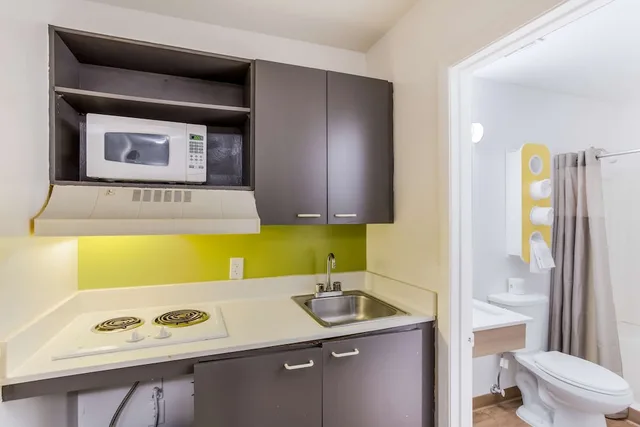 غرفة ديلوكس بسريرين مزدوجين بمطبخ صغير للمدخنين، Studio 6 Extended Stay - Jacksonville, FL - South 6/6