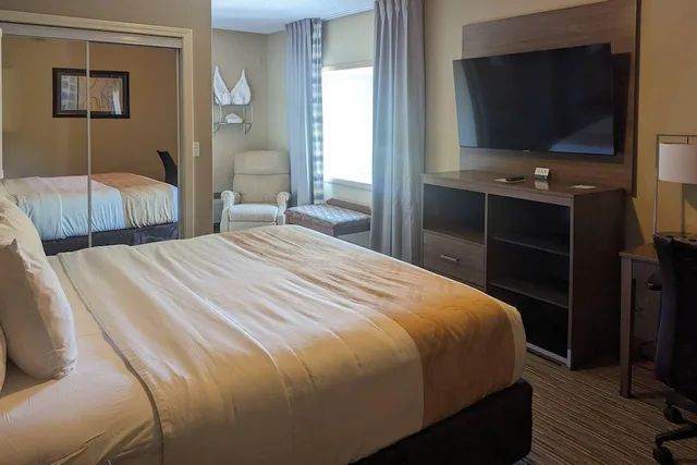 Suite, King Bed, Sofa, Exterior Entrance، Quality Inn and Suites Northampton Amherst 1/5