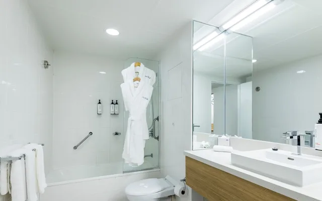 جناح سوبيريور بسريرين منفصلين وسرير كينج بشرفة، Pacific Hotel Cairns 9/10