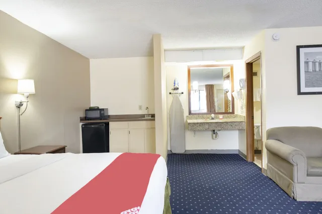 غرفة بسرير كينج بحوض جاكوزي، OYO Hotel Tulsa International Airport 1/6