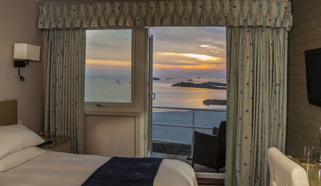 غرفة بسرير مزدوج بإطلالة على البحر بشرفة، Cobo Bay Hotel 3/3