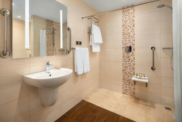 غرفة بسرير كينج لذوي الإعاقة، هيلتون جاردن إن الجبيل(Hilton Garden Inn Al Jubail) 1/1