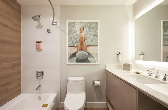جناح بسرير كينج بغرفة نوم واحدة بإطلالة جزئية على البحر، The Waterfront Beach Resort, a Hilton Hotel 2/2