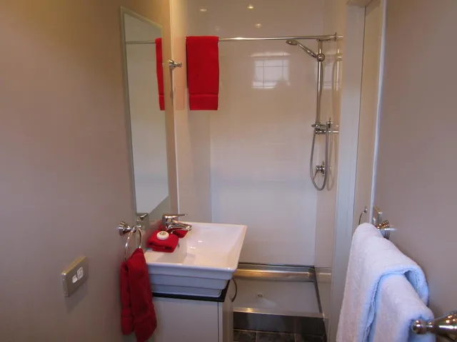 Room, Single, Chalet Queenstown 2/2