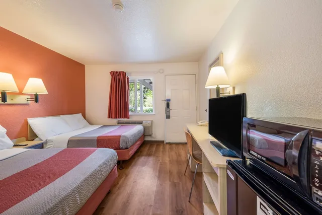 جناح بسريرين كوين، Motel6 Rohnert Park, CA 5/7