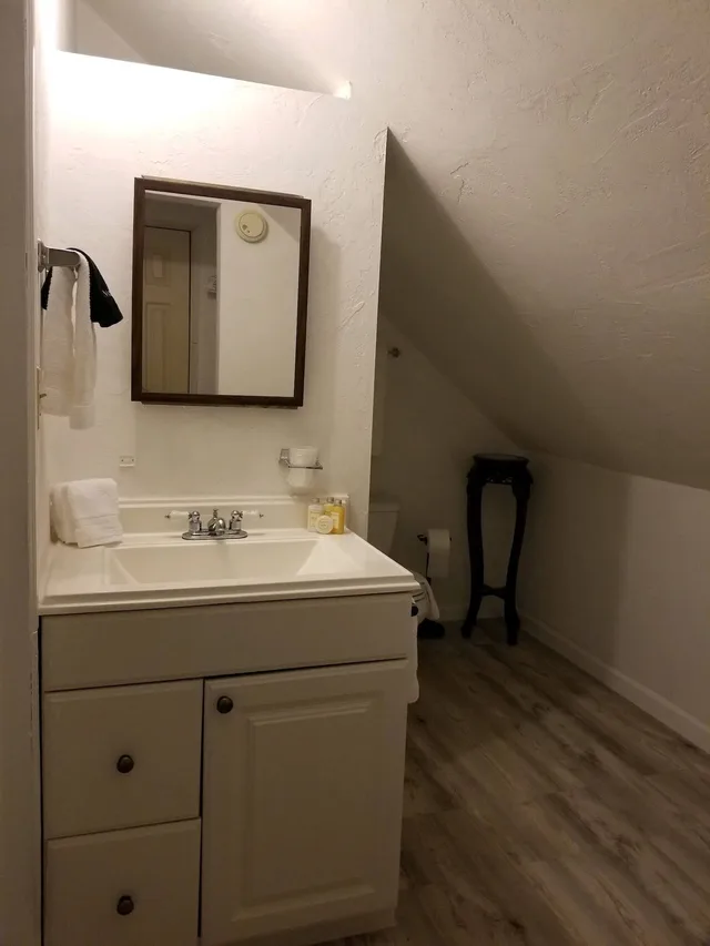 لوفت بسرير كوين، Lily Creek Lodge 6/6