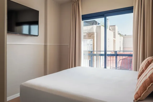 غرفة قياسية بسرير كوين بشرفة، BYPILLOW Paseo 2/6