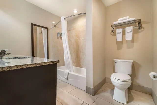 جناح بسرير كينج مع أريكة، Best Western Padre Island 2/2