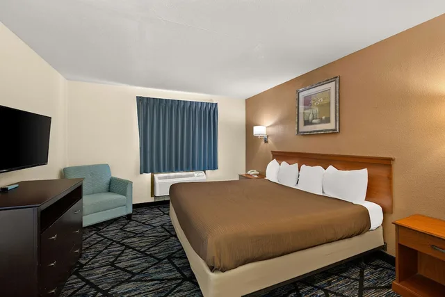 جناح بسرير كينج بحوض جاكوزي، Americas Best Value Inn Celina 1/4