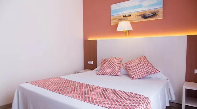 Room, Double Bed, Balcony, GHT Balmes Hotel, Aparthotel & Splash 1/10
