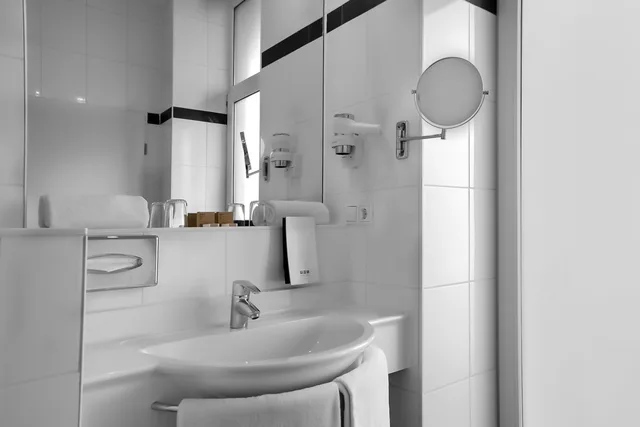 غرفة قياسية مفردة بسرير مزدوج، Grand Hotel Downtown Formerly Clarion Collection Frankfurt Central Station 2/2