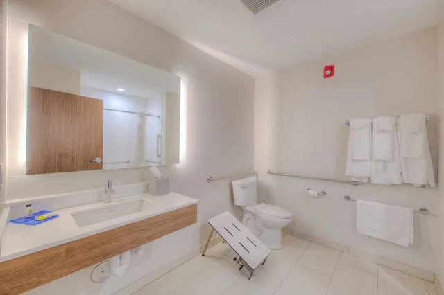 غرفة قياسية بسريرين كوين لذوي الإعاقة، Holiday Inn Express & Suites Remington 1/2