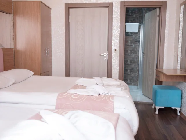 غرفة قياسية ثلاثية، Megaron Hotel 1/1