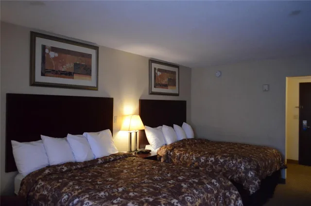 غرفة بسريرين كوين للمدخنين، Rodeway Inn & Suites East Windsor CT 3/3