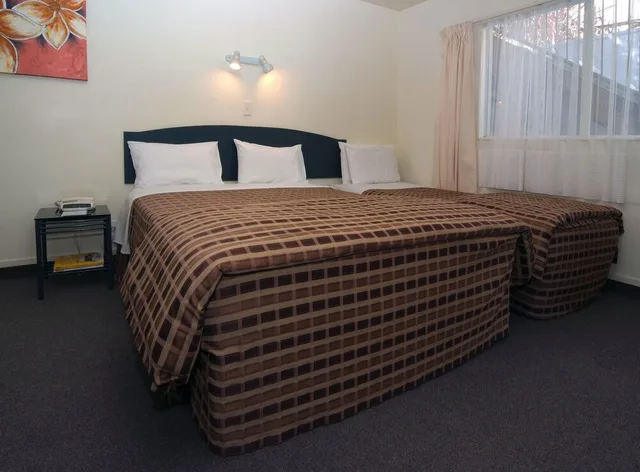 Spa, Family, Suite, Queen and Twin Beds, Ground Floor، Baycourt Lakefront Motel 5/9