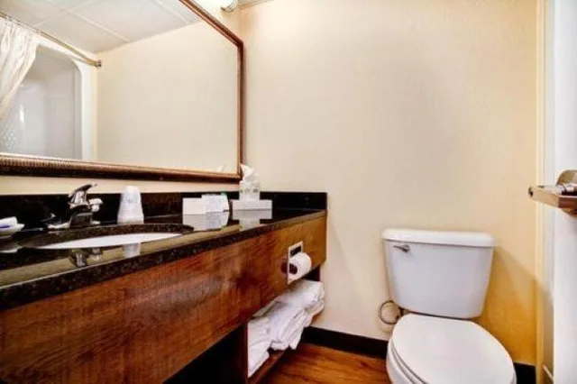 Room, King Bed, Ocean Front, Sofa، Best Western Ocean Sands Beach Resort 3/4