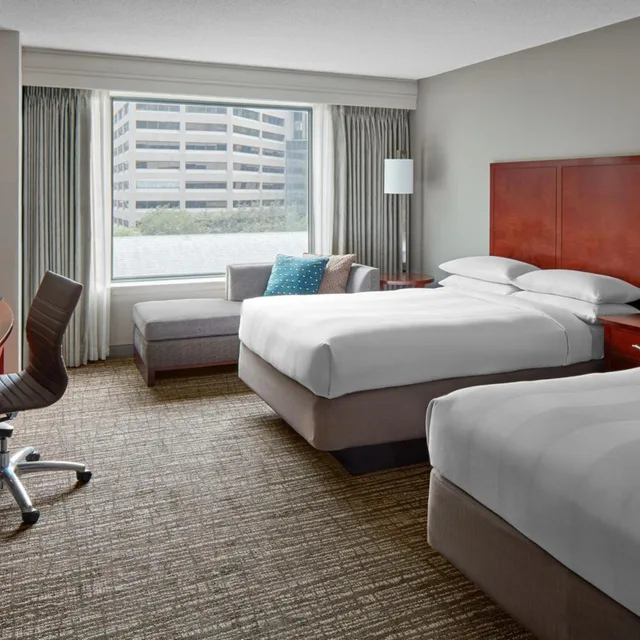 غرفة بسريرين مزدوجين بإطلالة على الفناء، Marriott Eaton Centre Toronto 2/6