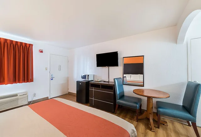 غرفة قياسية بسرير كينج، Motel6 San Antonio, TX - I-10 West 7/10