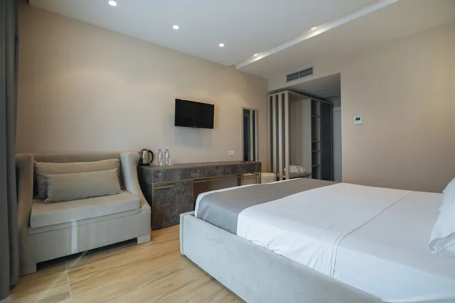 غرفة كومفورت بسرير كينج بإطلالة جزئية على البحر مع أريكة، Brilliant Hotel & SPA Golem 2/4