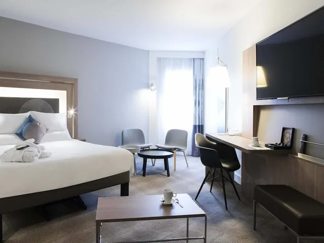 Executive, Queen Bed, Sofa, NOVOTEL CHATEAU DE VERSAILLES 1/6