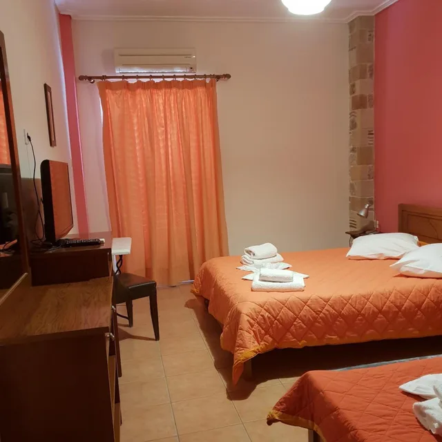 غرفة ثلاثية، Aktaion Hotel 2/10