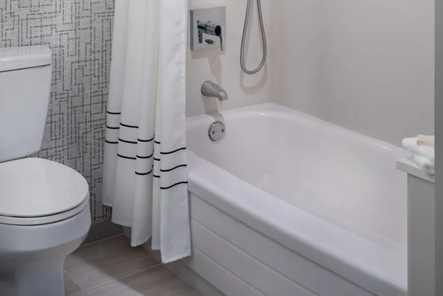 Guest Room, 2 Queen Beds, Concierge Level, Marriott St Petersburg Clearwater 6/10