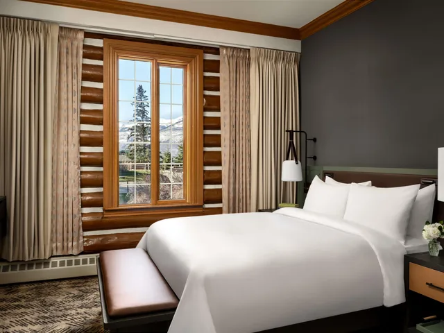 1 Bedroom, Suite, House, Queen Bed, Resort and Court View, Court View، Fairmont Jasper Park Lodge 2/5