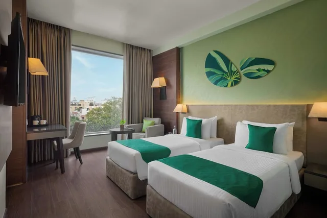 غرفة بسريرين منفصلين بإطلالة على المدينة، The Fern An Ecotel Hotel Vadodara 1/2