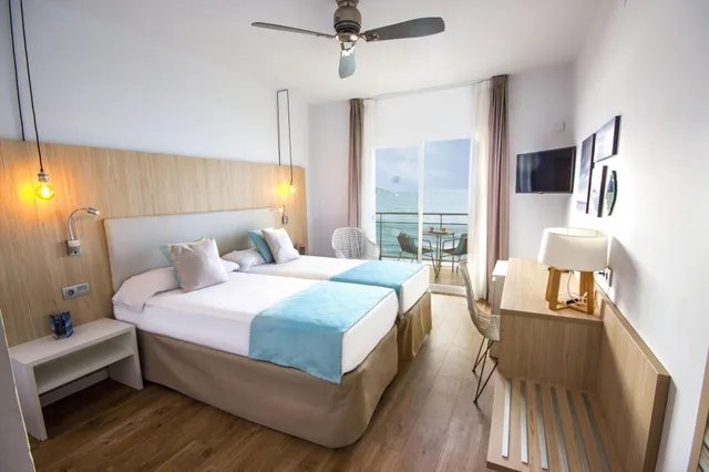 غرفة بسرير مزدوج بإطلالة على البحر بشرفة مع سرير إضافي، Monterrey Hotel 3/10