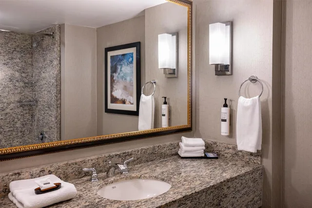 جناح بسرير كينج بشرفة مع أريكة، Embassy Suites by Hilton Seattle Bellevue 4/6